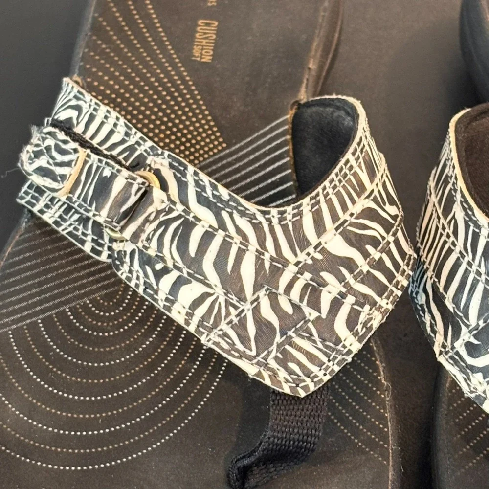Clarks Cloudsteppers Flip Flops Womens sz 9M Black White Zebra Comfort summer